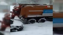 İBB'nin karda kayan kar küreme aracı, otomobillere çarptı!