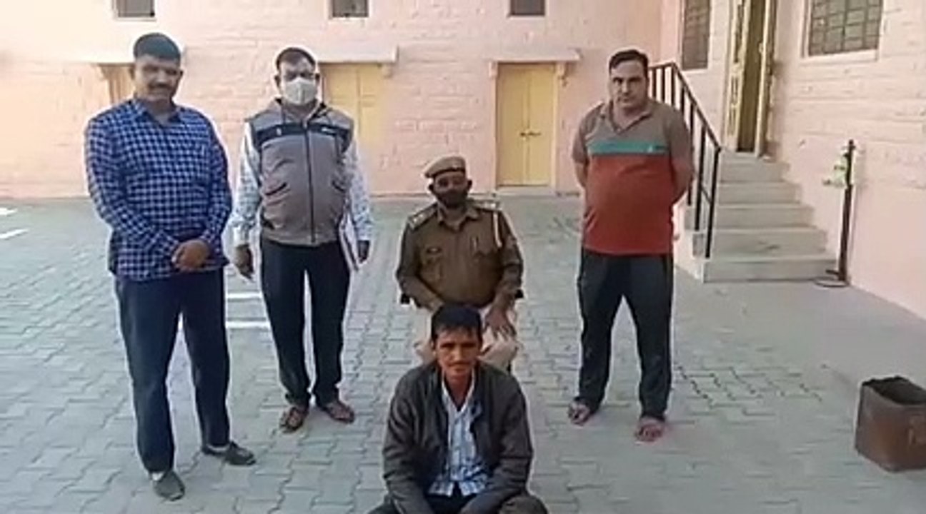 मकान को घेरा तो भागने लगा आरोपी, पुलिस ने पीछा कर पकड़ा