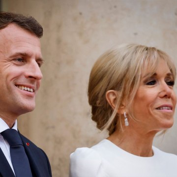 VOICI SOCIAL : Emmanuel Macron en salle d'accouchement avec les filles de Brigitte : cette surprenante révélation