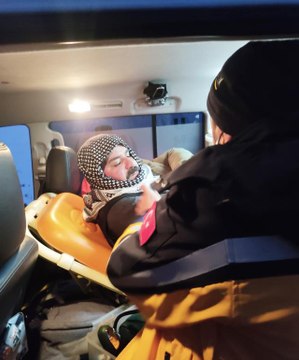 Son dakika: ŞANLIURFA - Köylüler kara saplanan ambulans için seferber oldu