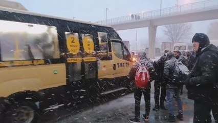 Silivri'de kar nedeniyle vatandaşlar duraklarda uzun süre bekledi