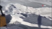 Şırnak'ta kar kalınlığı dozer boyunu aştı