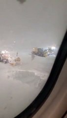 Barış Yarkadaş: Bu görüntüyü saat 11.45’ten beri  uçakta mahsur kalan ve İngiltere’ye uçmaya çalışan bir arkadaşım yolladı