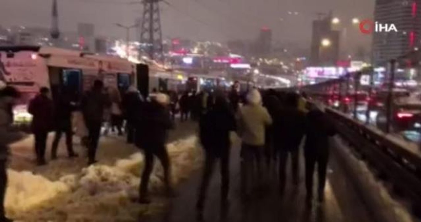 Metrobüs yolda kaldı, vatandaşlar inip yürümek zorunda kaldı