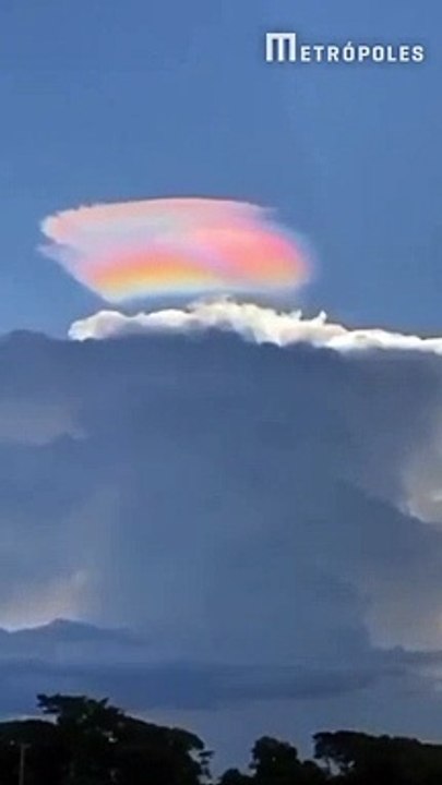 Nuvens coloridas chamam atenção de moradores em Goiás