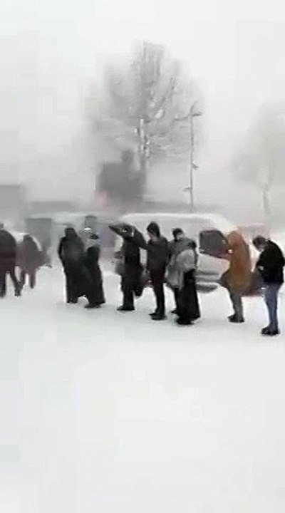 Yoğun kar yağışına rağmen ucuz ekmek kuyruğu!