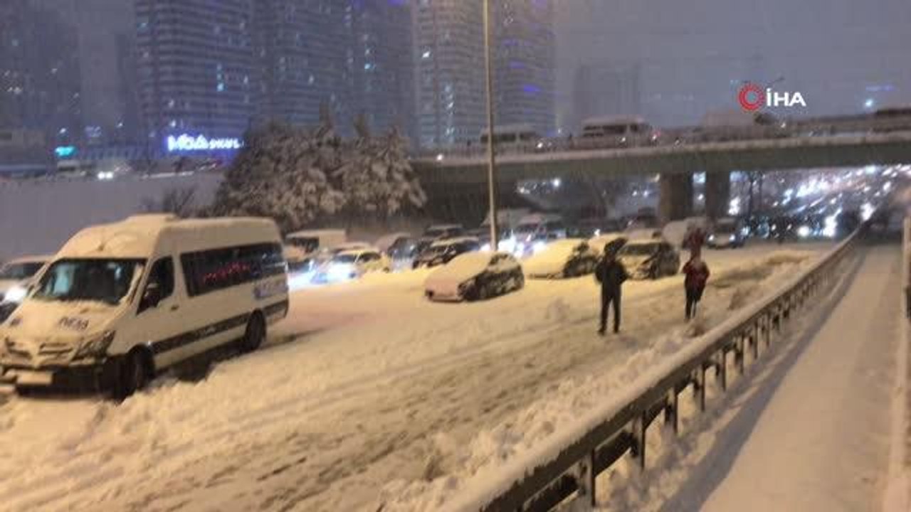 Metrobüs yolda kaldı, vatandaşlar inip yürümek zorunda kaldı