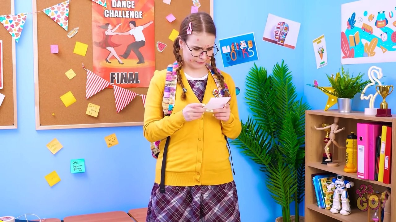RICH POPULAR VS POOR NERD STUDENT || Jock vs Nerd | Funny Situation in School by 123 GO!