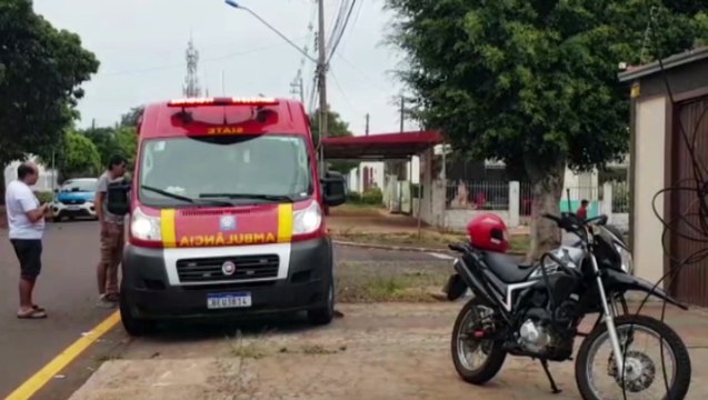 Carro e moto batem no Bairro Santa Cruz e jovem fica ferido
