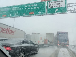 İstanbul Havalimanı yakınlarında mahsur kalan sürücüler saatlerdir yardım bekliyor