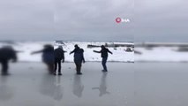 Buzda oyun oynayan çocuklar suya böyle düştü