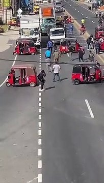 En medio de bloqueos, mototaxistas juegan futbol