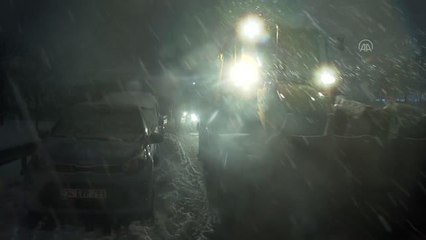 Kar etkili oluyor - Yol kenarında bırakılmış araçlar