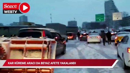 Kar küreme aracı da beyaz afete yakalandı