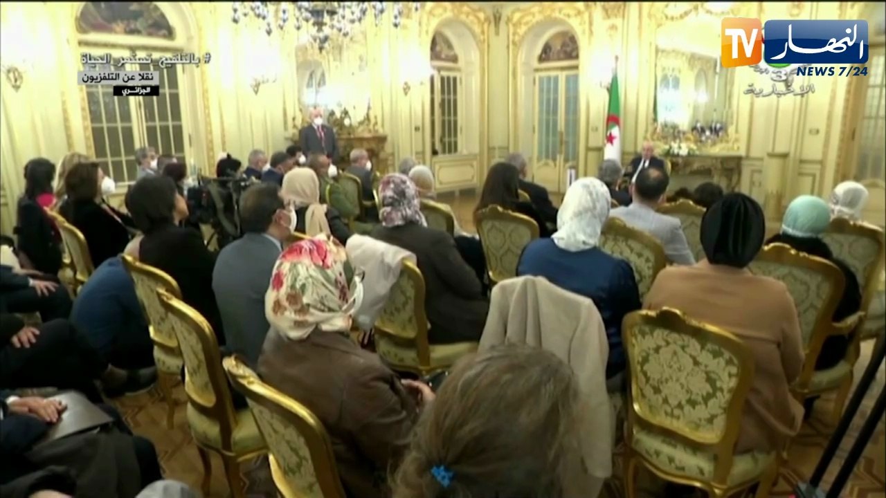 رئيس الجمهورية يلتقي ممثلين عن الجالية الوطنية بمصر في مقر إقامته بالقاهرة
