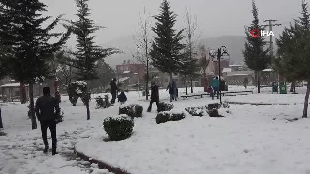 Lapa lapa yağan kar altında çocukların kartopu keyfi