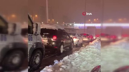 Kar hayatı felç etti, trafik durdu