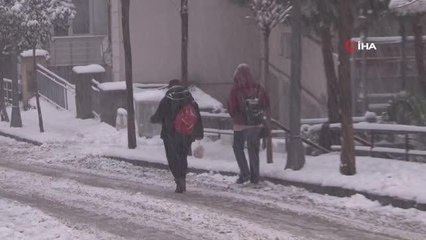Şişli'de kar küreyen vatandaş: Yarım metre yağsın, millet evde yatsın istiyorum
