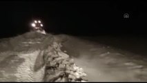 Ekipler, kar nedeniyle yolu kapanan köydeki hasta için seferber oldu
