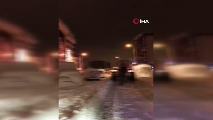 Arnavutköy'de yol açma çalışması yapan ekipler yola bırakılan araçlar yüzünden ilerleyemedi