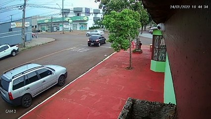 Câmera registra acidente envolvendo motocicleta no Barro Brasília