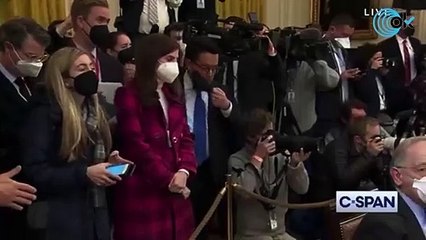 Biden cazado llamando "estúpido hijo de puta" a un periodista