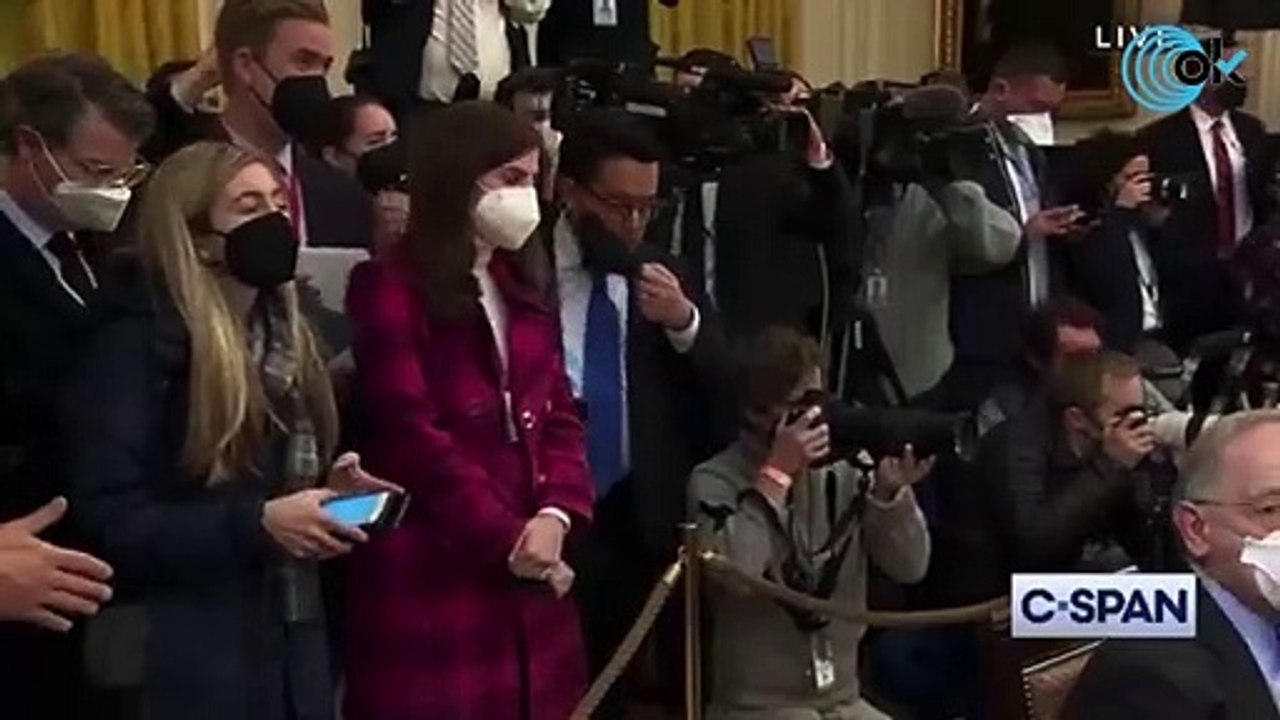 Biden cazado llamando "estúpido hijo de puta" a un periodista