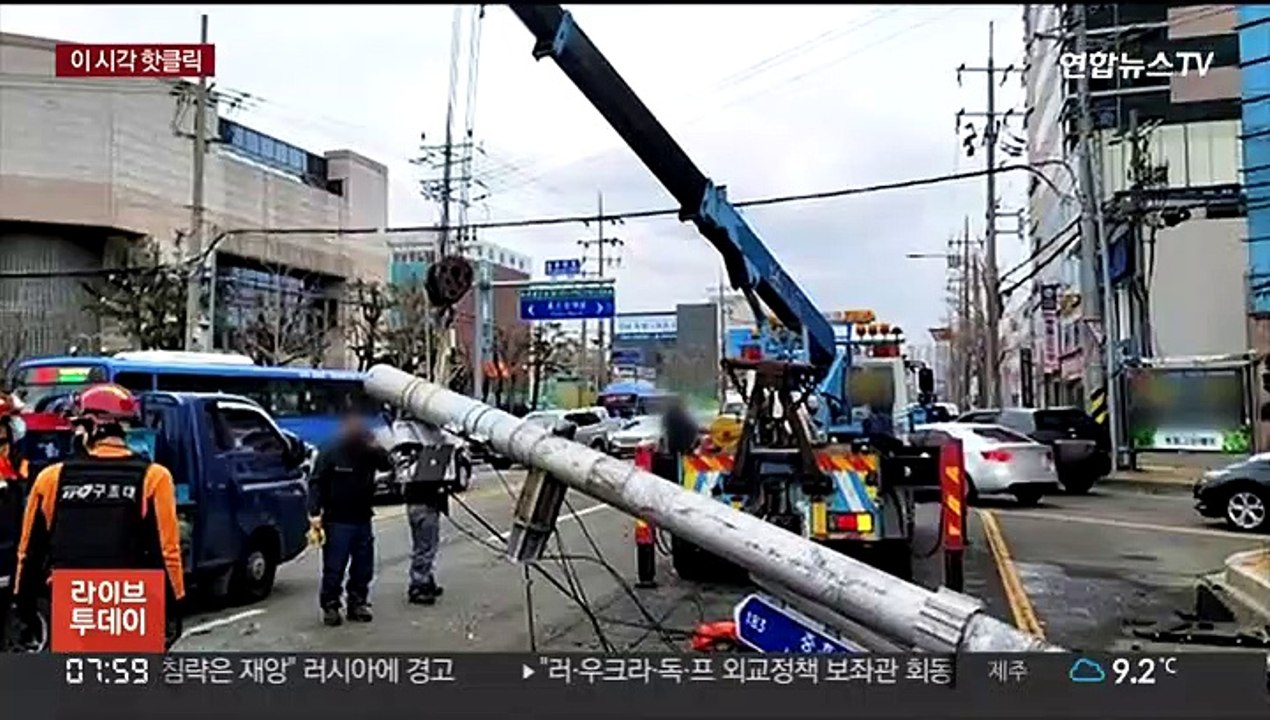 [핫클릭] SUV 교통섬 돌진후 차량 들이받아…2명 부상 外