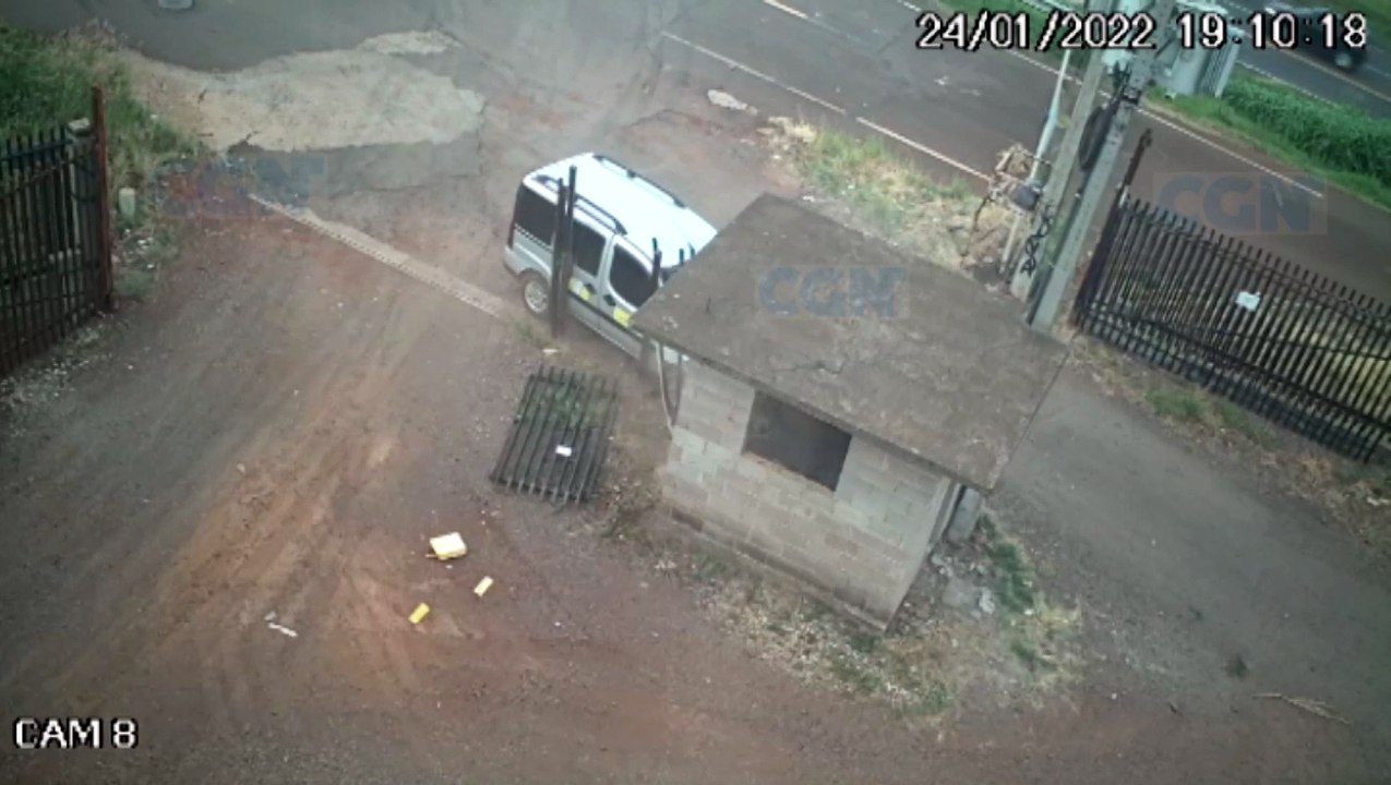 Vídeo: motorista em fuga bate em muro e tenta fugir a pé, mas é detido por policiais
