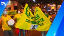 Hinchas alientan a Brasil en los exteriores de su concentración en Quito
