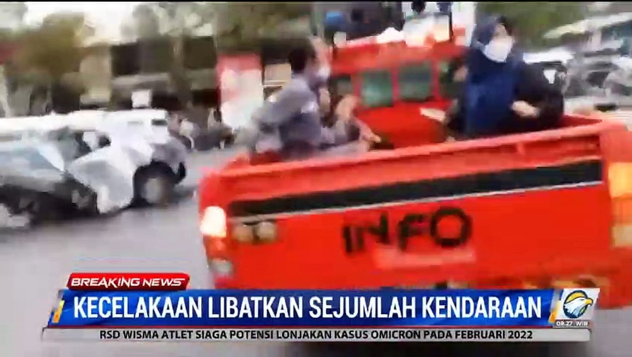 Detik-Detik Truk Tronton Tabrak Sejumlah Kendaraan di Balikpapan-(480p)