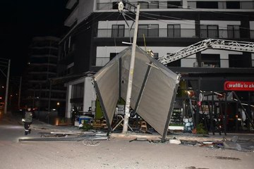 FIRTINADA UÇAN TENTE ELEKTRİK DİREĞİNE ZARAR VERDİ