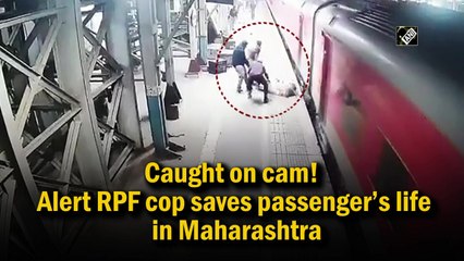 Télécharger la video: Caught on cam! Alert RPF cop saves passenger’s life in Maharashtra