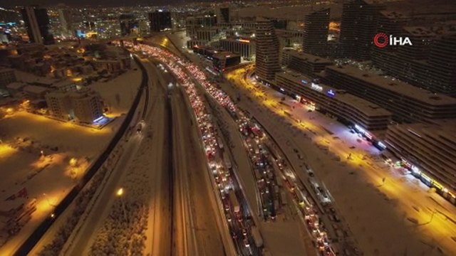 TEM'de gece boyu devam eden araç kuyruğu havadan görüntülendi