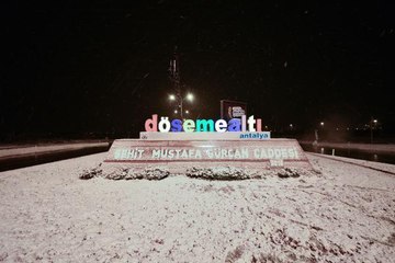 Antalya'ya 29 yıl sonra kar yağdı