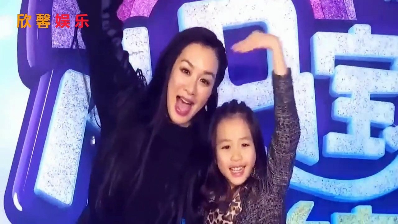 钟丽缇穿吊带大秀身材！深V领露出傲人上围，秀性感曲线