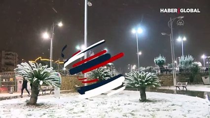 Antalya kent merkezine kar yağdı