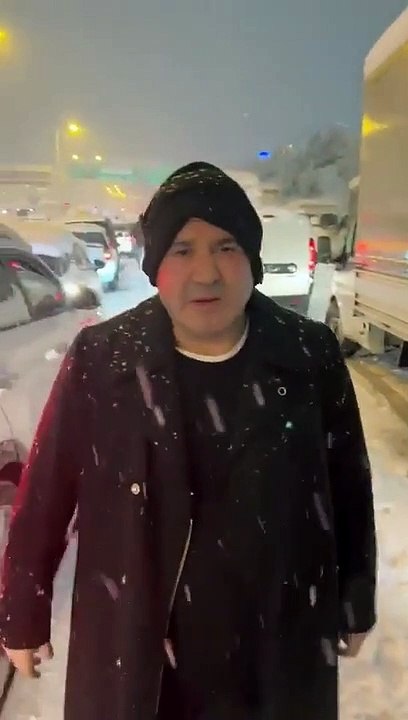 Yolda mahsur kalan Şafak Sezer yardım istedi