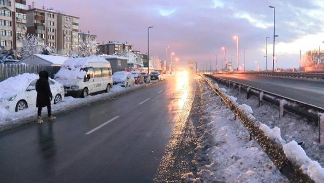 ÖZEL ARAÇLARIN TRAFİĞE ÇIKIŞI YASAKLANDI; OTOBÜS DURAKLARINDA YOĞUNLUK OLUŞTU
