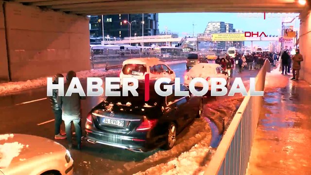 Özel araçların trafiğe çıkışı yasaklandı, otobüs duraklarında yoğunluk oluştu (Özel araçların yol yasağı ne zaman bitecek?)