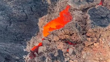 अचानक पार्क के पास फटी धरती और अंदर से निकलने लगे अंगारे, चौंकाने वाली घटना का VIDEO वायरल