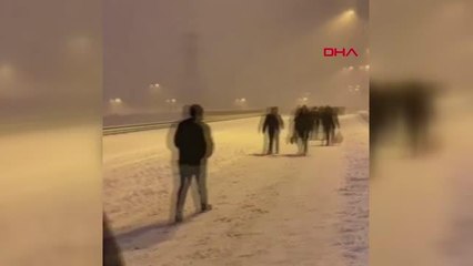 ARNAVUTKÖY'DE YOLDA KALANLARA ÇEKİCİ SÜRÜCÜSÜ YARDIM ETTİ