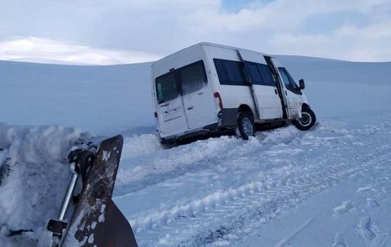 Tipide mahsur kalan araçlar kurtarıldı