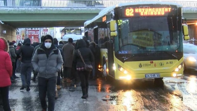 Özel araçların trafiğe çıkışı yasaklandı: Otobüs duraklarında yoğunluk oluştu