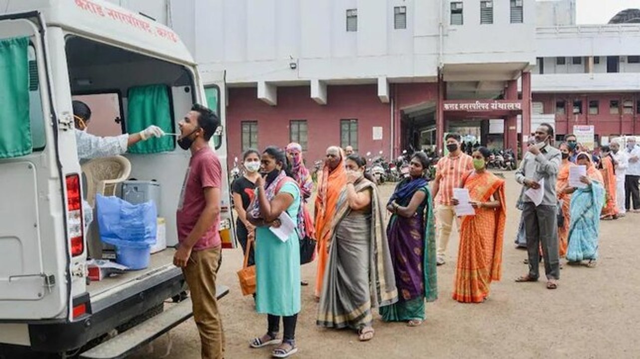 India's daily Covid-19 tally drops below 3 lakh after 5 days, records 2,55,874 new cases