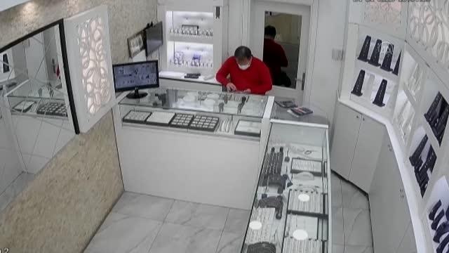 Kuyumcu dükkanındaki gasp anının güvenlik kamerası görüntüleri ortaya çıktı