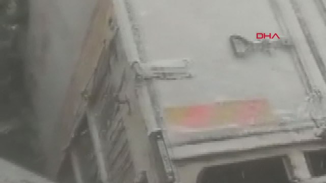 Kayganlaşan yolda duramayan kamyonet apartman bahçesine düştü