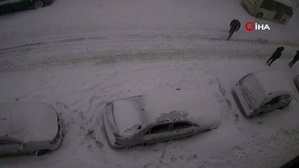 Arnavutköy'de vatandaşın karla kaplı yolda Türk bayrağı hassasiyeti