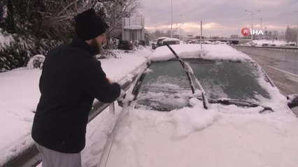 Sürücüler yol kenarlarına park ettikleri araçlarını alıyor