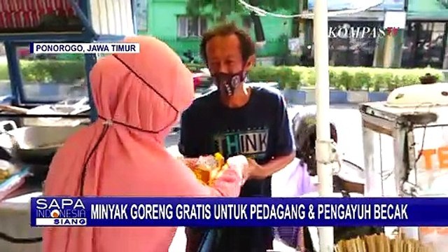 Bantu Ekonomi Warga, Ibu Rumah Tangga Bagikan Minyak Goreng dan Sembako Gratis